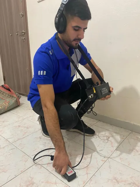 Akustik dinleme cihazıyla zeminde su kaçağı kontrolü yapan tesisat ustası