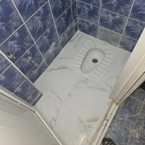 Tesisat müdahalesi sonrasında tamamlanan tuvalet zemini